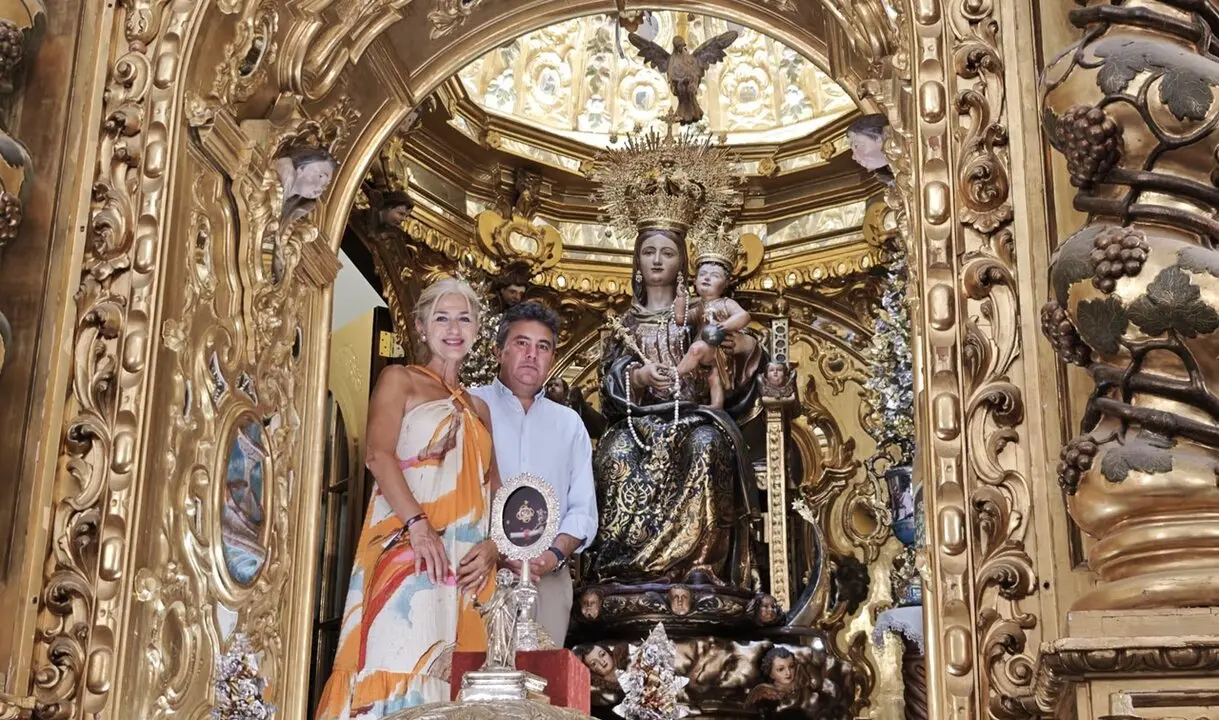 La consejera de Cultura y el alcalde de Lepe ante la Virgen de la Bella