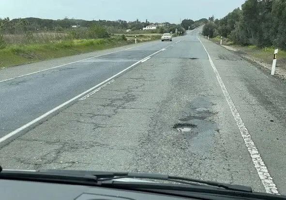 Da&ntilde;os en la carretera N-431. Fuente: Facebook Bella Verano Dom&iacute;nguez