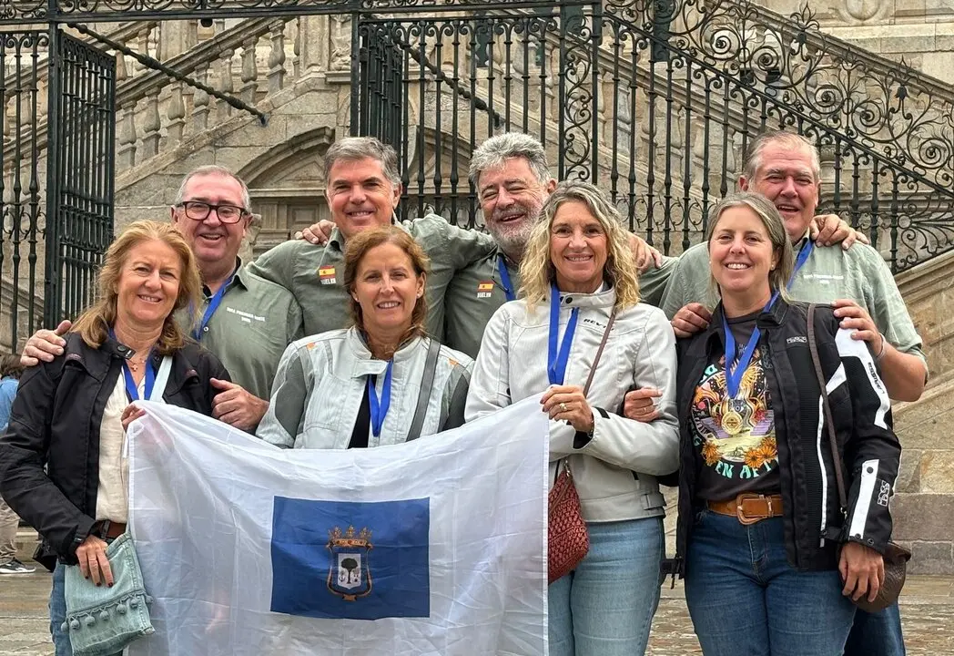 Los moteros peregrinos en Santiago con la bandera de Huelva