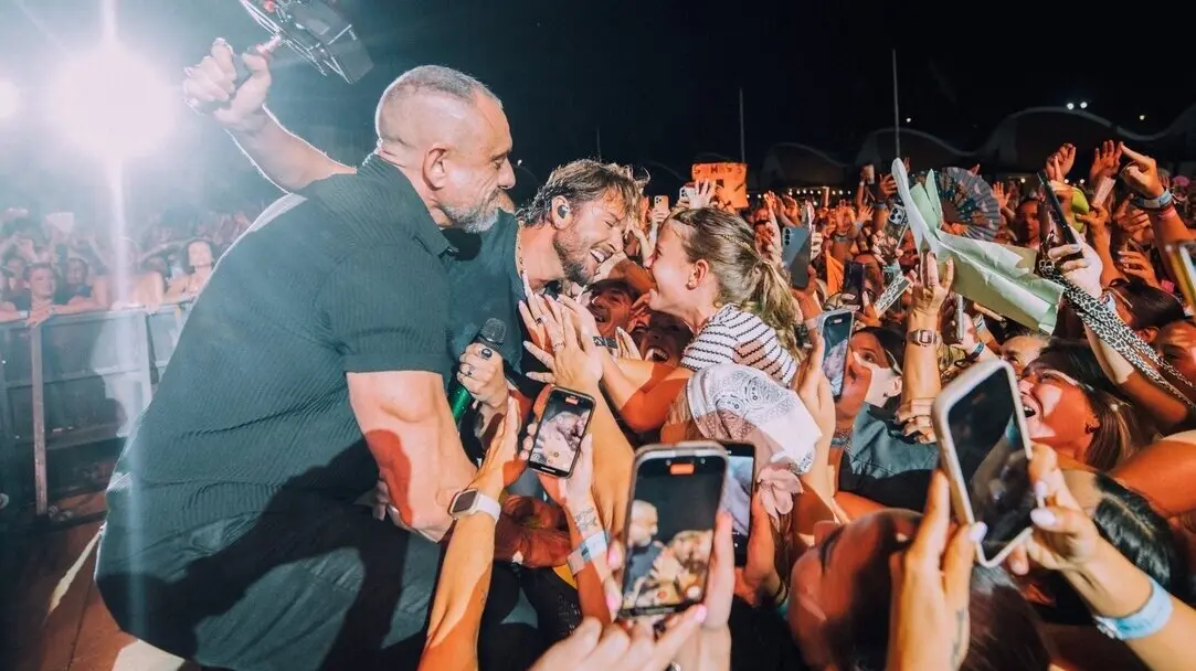 Manuel Carrasco en uno de sus conciertos en Isla Cristina. Fuente: Facebook de Manuel