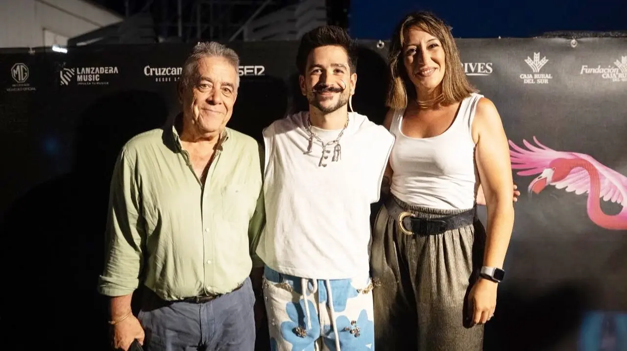 El alcalde y una concejala con el cantante Camilo