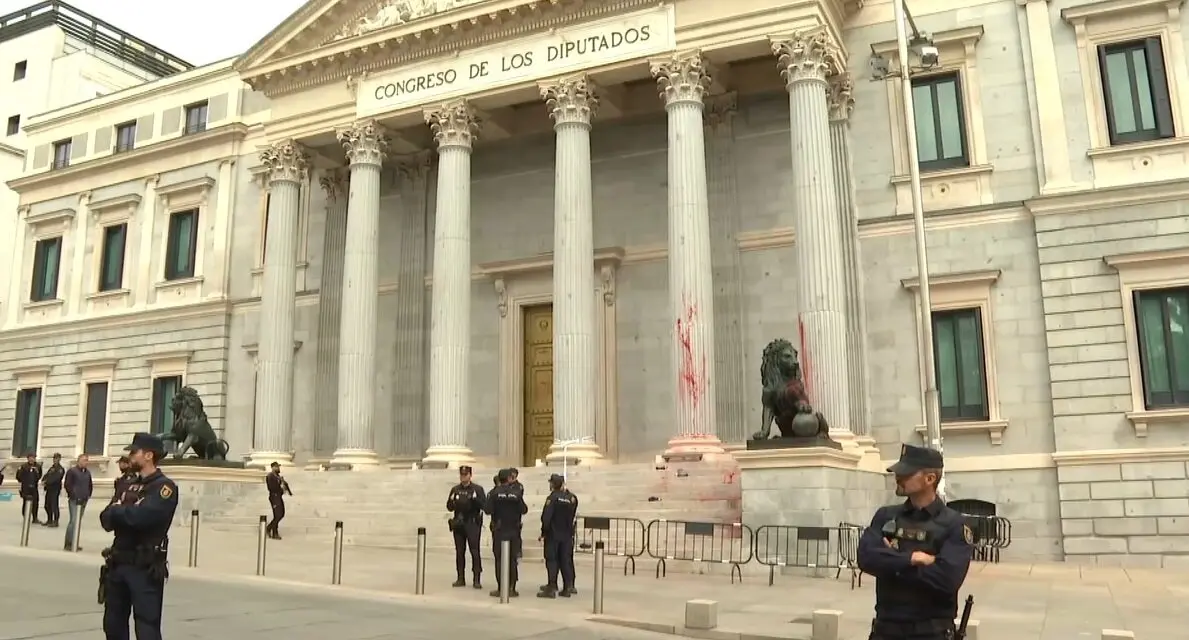 Efectivos de la Polic&iacute;a Nacional ante el Congreso de los Diputados