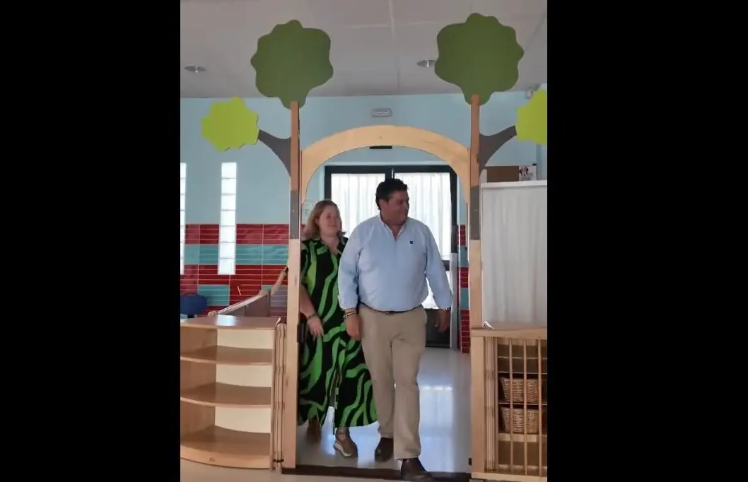 El alcalde visita la guarder&iacute;a