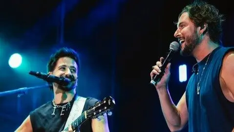 Manuel Carrasco entra por sorpresa al concierto de Camilo en Sevilla. Fuente: X Manuel Carrasco