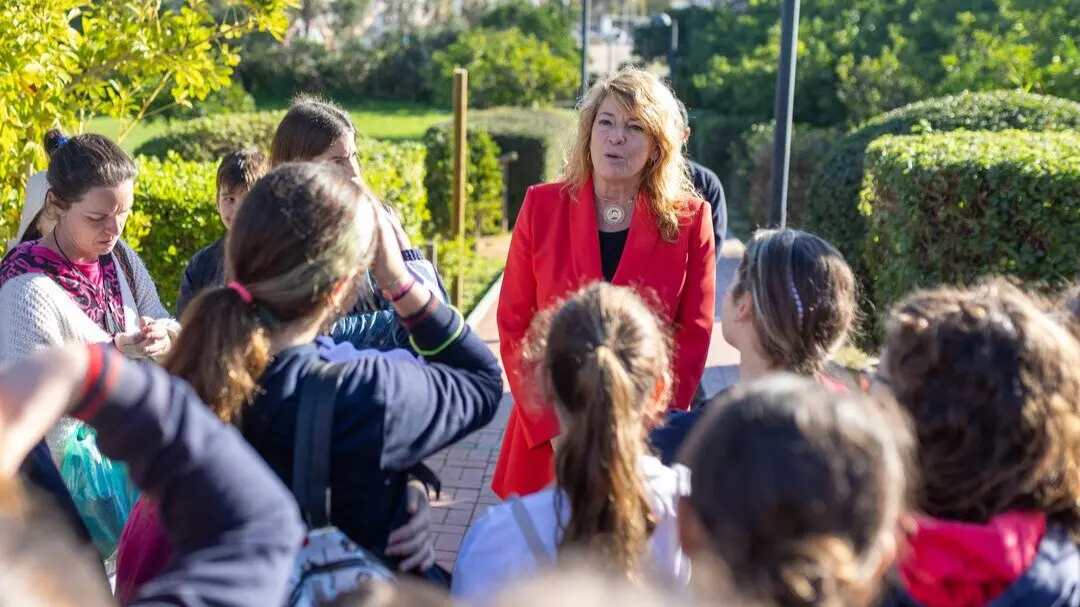 Pilar Miranda junto a jovenes onubenses. Fuente: Ayto. Huelva