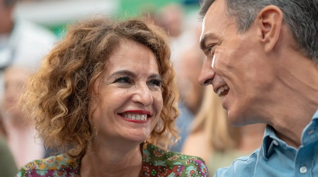Montero sonr&iacute;e a S&aacute;nchez