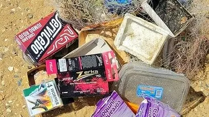 Basura de los pescadores en el Espig&oacute;n de Punta Umbr&iacute;a: Fuente: Facebook de Quique Bolsitas