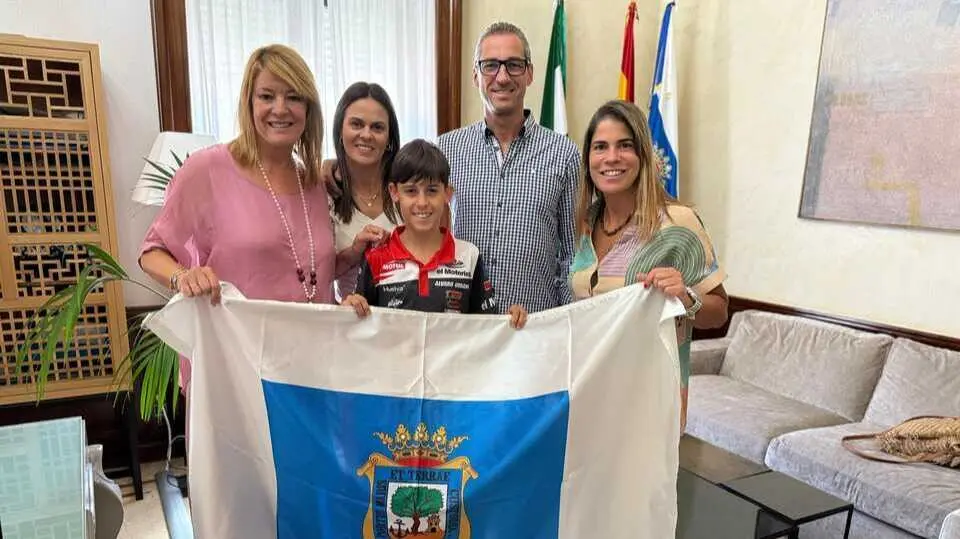 Pilar Miranda recibe al joven talento onubense del motocross &Aacute;lvaro Urbano. Fuente: Ayto. Huelva