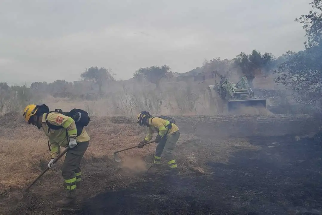 Bomberos trabajane n el incendio de Encinasola