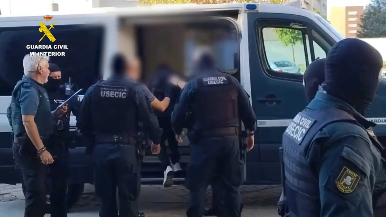 Detenidos entrando en el furg&oacute;n de la Guardia Civil. Fuente: Guardia Civil