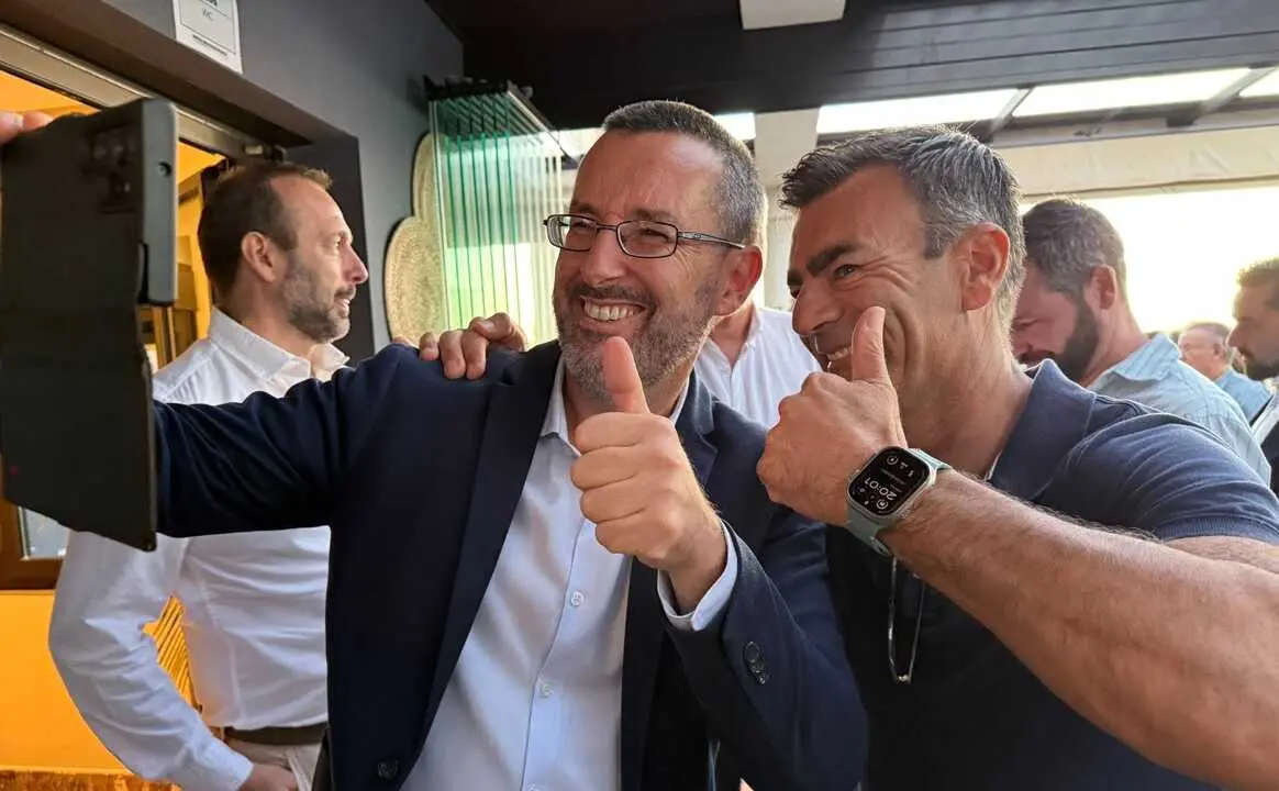 Juan Franco, a la iazqierda, es el alcalde de La L&iacute;nea