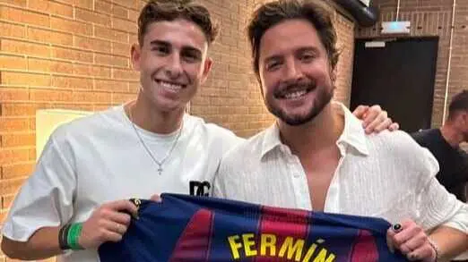 Ferm&iacute;n L&oacute;pez regala su camiseta a Manuel Carrasco. Fuente: Facebook El Mar de Isla Cristina