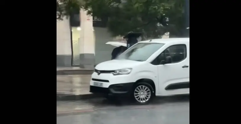 Mujer sacando el ticket de la zona azul bajo la tormenta. Fuente: Tiktok de Francisco Jos&eacute; Cruzan