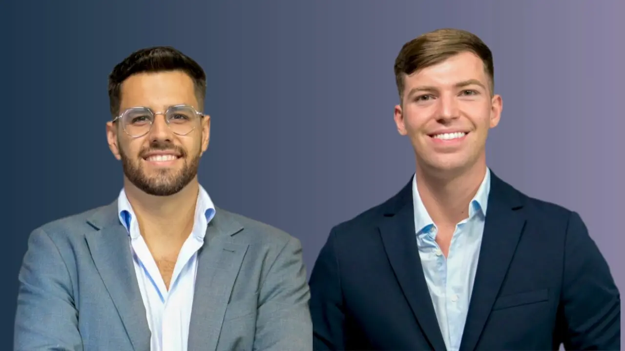 El presentador de los Deportes de Teleonuba, Alejandro Mart&iacute;nez, y el nuevo presentador de Informativos Teleonuba, Manuel de Burgos.