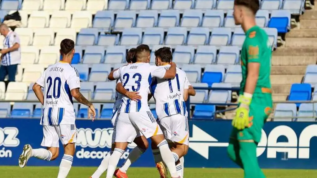 Los jugadores del Recre celebrando el 1-0. Fuente: Alberto D&iacute;az
