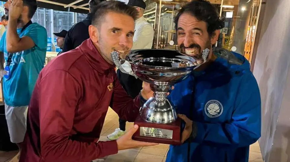 El rocianero, Fran Rivera, celebra el t&iacute;tulo. Fuente: Ayto. Rociana del Condado