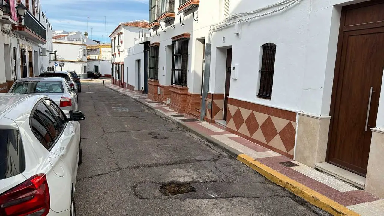 La Polic&iacute;a Local de Almonte corta la calle Vi&ntilde;a tras un socav&oacute;n. Fuente: Facebook Polic&iacute;a Local de Almonte