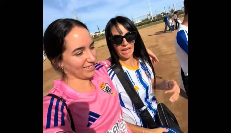 Mar&iacute;a del Pino junto a su madre acudiendo al Nuevo Colombino. Fuente: Tiktok de Mar&iacute;a del Pino