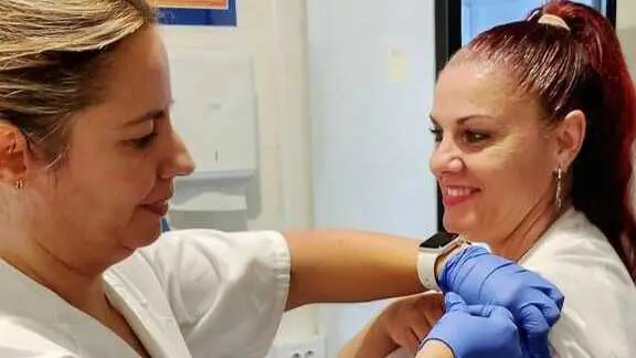 Los sanitarios vacun&aacute;ndose de la gripe. Fuente: Facebook Hospital Juan Ram&oacute;n Jim&eacute;nez