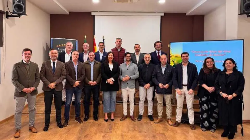 Representantes pol&iacute;ticos de las entidades p&uacute;blicas que forman la asociaci&oacute;n Ruta del Vino Condado de Huelva
