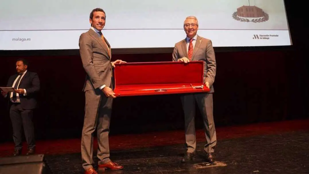 David de Miranda recibe el estoque de plata a la Mejor Faena de la Feria Taurina de M&aacute;laga