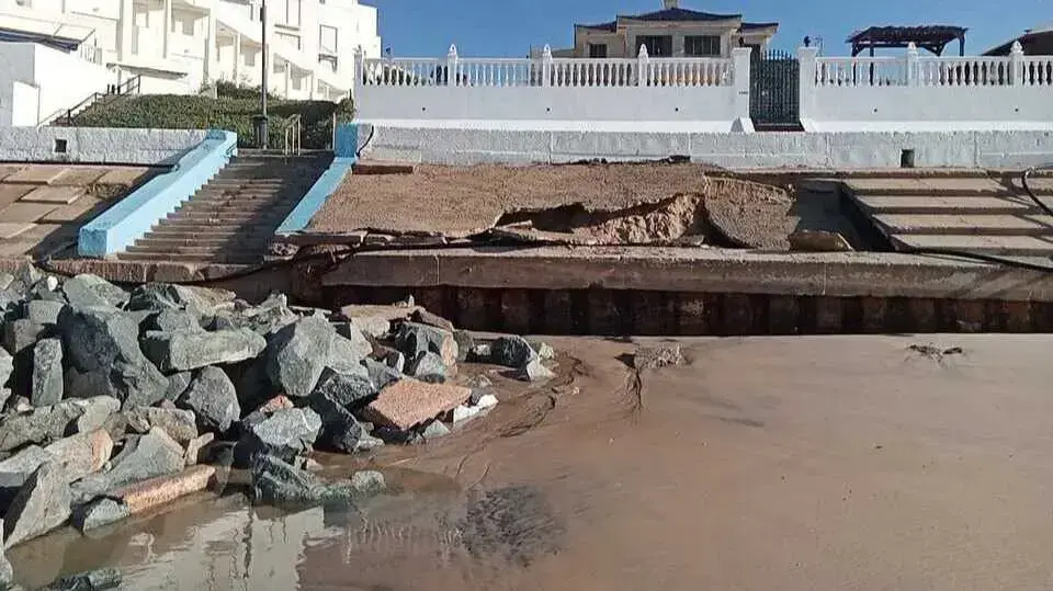 Destrozos en el Paseo Mar&iacute;timo de Matalasca&ntilde;as. Fuente: Facebook Polic&iacute;a Local de Almonte