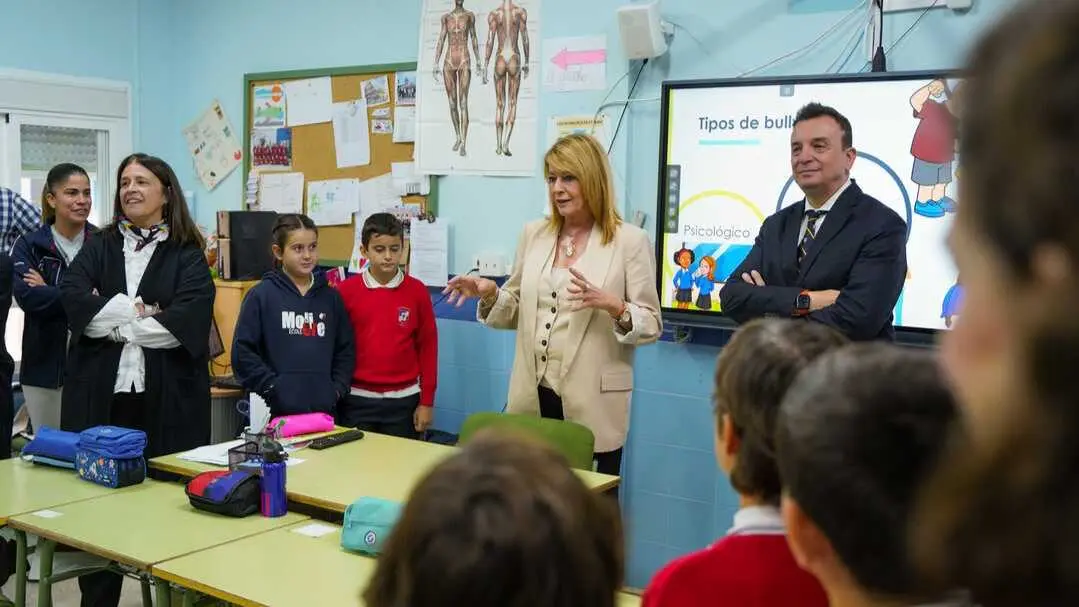 Pilar Miranda asiste al Colegio Moliere para el Programa de Prevenci&oacute;n del Acoso Escolar. Fuente: Ayto. Huelva