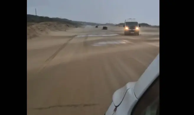 Carretera cubierta de arena entre Punta Umbr&iacute;a y El Portil. Fuente: Tiktok de Marcos Tabares