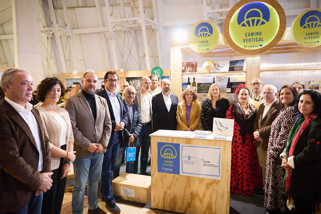 Foto de grupo autoridades gallegas en el expositor de la Diputacion. Fuente: Diputaci&oacute;n de Huelva
