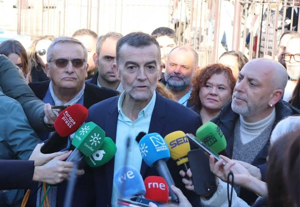 Ma&iacute;llo atiende a los medios