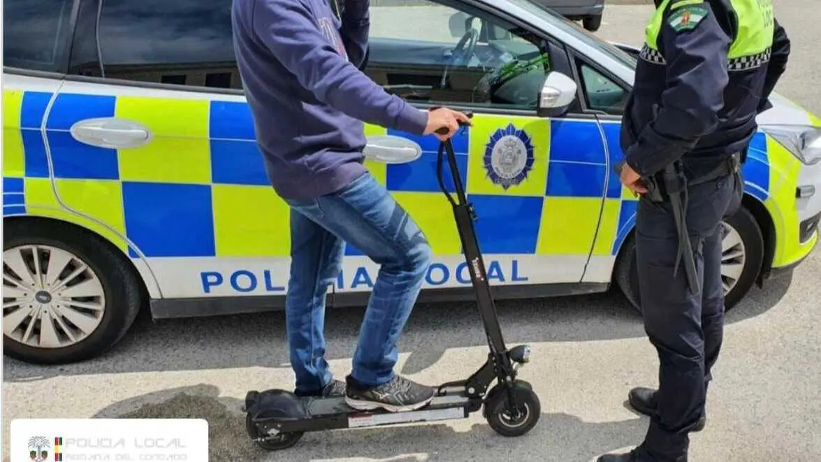 Control de patinetes el&eacute;ctricos. Fuente: Facebook Polic&iacute;a Local de Rociana