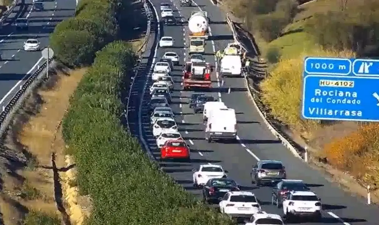 Accidente en la A-49, a la altura de Villarasa. Fuente: X de la DGT