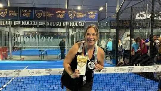 Melina Alc&aacute;ntara Valdera en Madrid junto al trofeo. Fuente: Facebook Ayto. Bollullos