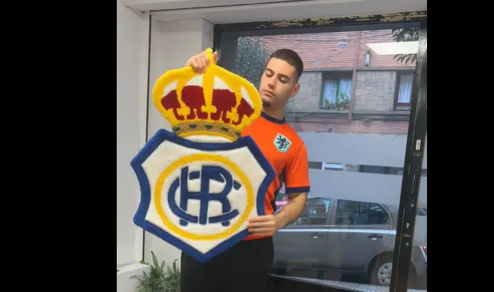 Apolo.rug con la alfombra del Recreativo de Huelva. Fuente: Tiktok de apolo.rug