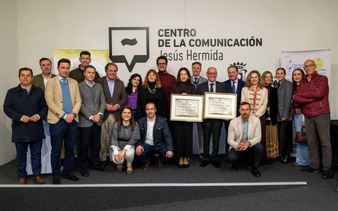 Ana Bel&eacute;n Carranza y Rafael P&eacute;rez Unquiles reciben los Premios Periodistas de Buena Tinta. Fuente: Diputaci&oacute;n de Huelva