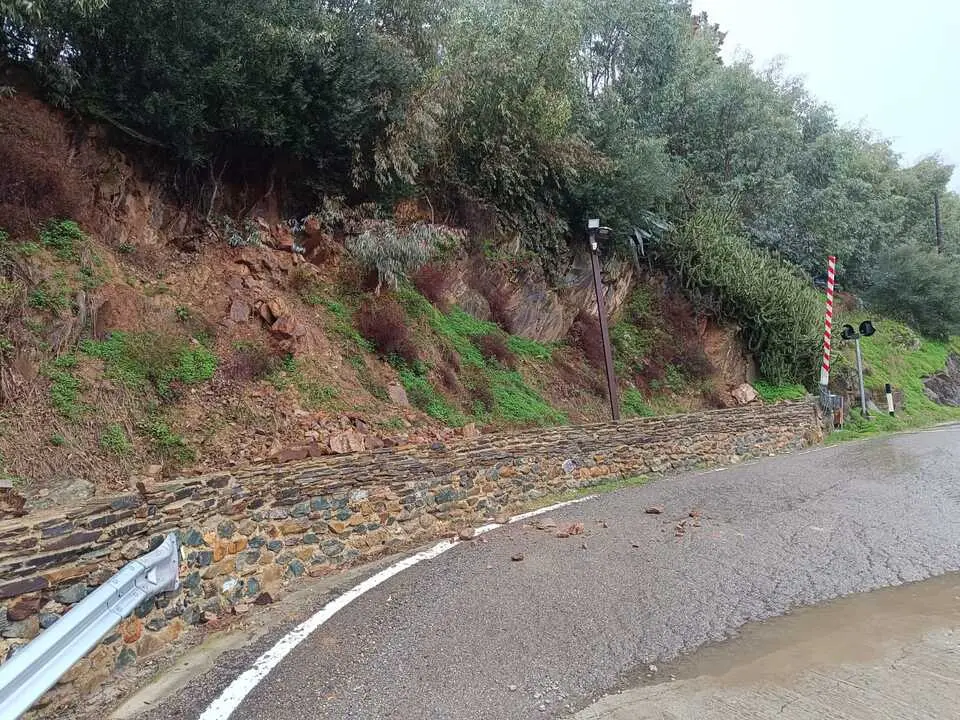Desprendimiento en la entrada de Cala&ntilde;as. Fuente: Ayto. Cala&ntilde;as