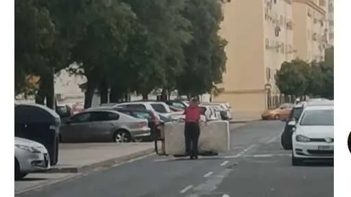 Se hace viral al llevar un colch&oacute;n junto al somier en patinete. Fuente: Tiktok de jordan_0828