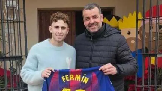 Ferm&iacute;n L&oacute;pez regala su camiseta firmada a su pueblo. Fuente: Facebook Ayto. El Campillo