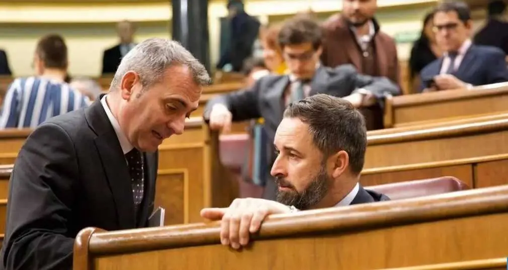 Fern&aacute;ndez charla con Abascal en el Congreso de los Diputados
