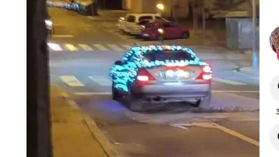 El veh&iacute;culo con luces en Huelva. Fuente: Tiktok de fulanodemengano