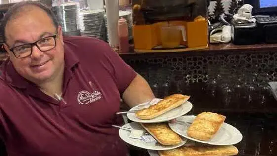 Manuel L&oacute;pez Mestre se despide tras 22 a&ntilde;os como camarero en la Confiter&iacute;a Nuestra Se&ntilde;ora del Valle. Fuente: Facebook Manuel L&oacute;pez