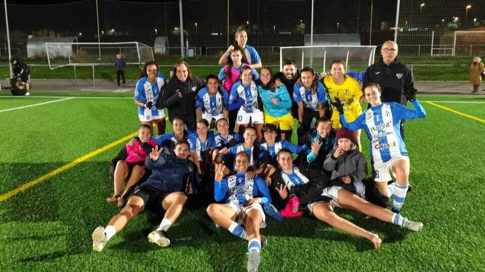 Las espartanas celebran los tres puntos conseguidos en C&aacute;ceres. Fuente: X Sporting de Huelva