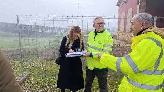 La alcaldesa Roc&iacute;o C&aacute;rdenas firmando el acta de replanteo y autorizaci&oacute;n de Adiff. Fuente: Ayto. San Juan del Puerto