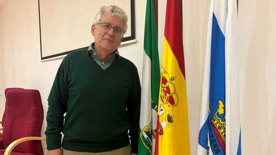 El nuevo presidente, Jos&eacute; Luis Carrillo, posa en la sede colegial.