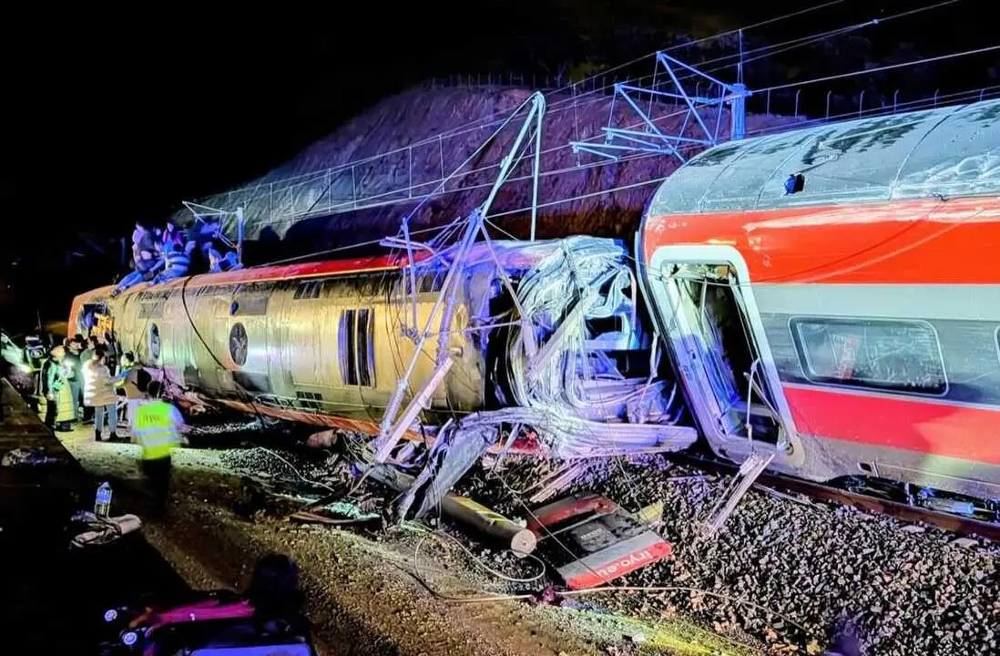 Tren volcado tras descarrilar