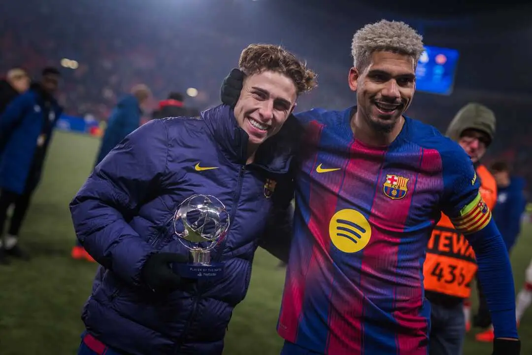 Ferm&iacute;n L&oacute;pez con el MVP del partido de ayer. Fuente: X FC Barcelona