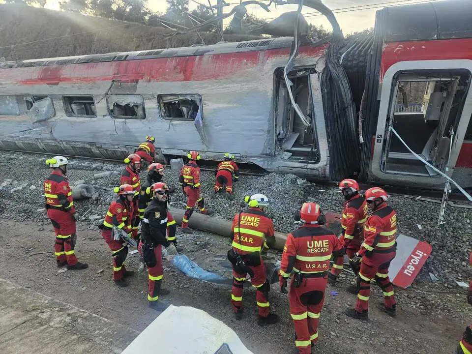 Efectivos de la UME en el lugar del accidente