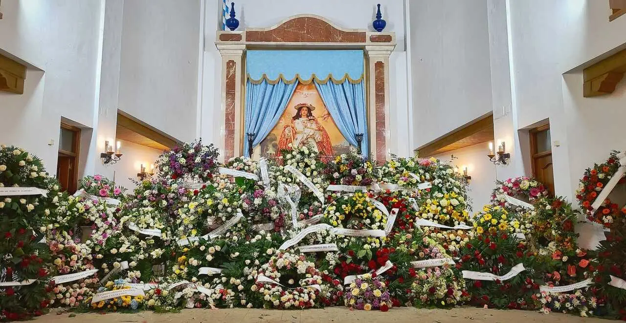 La ermita de los Remedios en Aljaraque repleta de flores en memoria de las v&iacute;ctimas de Adamuz. Fuente: Facebook Remedios Aljaraque