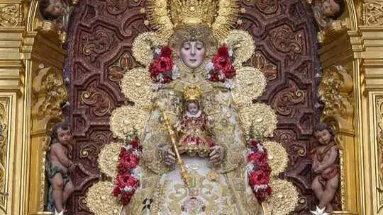 La Virgen del Roc&iacute;o luce un discreto cresp&oacute;n negro en se&ntilde;al de respeto por las v&iacute;ctimas y sus familiares. Fuente: Facebook Hermandad Matriz de Almonte