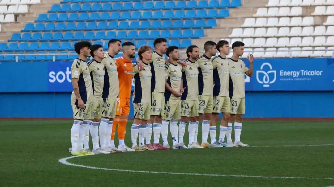 El Decano realiza el minuto de silencio por las v&iacute;ctimas en Adamuz. Fuente: X Lorca Deportiva